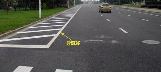 看清信號(hào)燈、標(biāo)牌與標(biāo)線